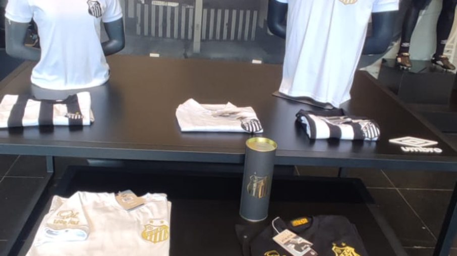 Loja oficial do Santos vende camisa em homenagem ao Rei  (30/12/2022)
