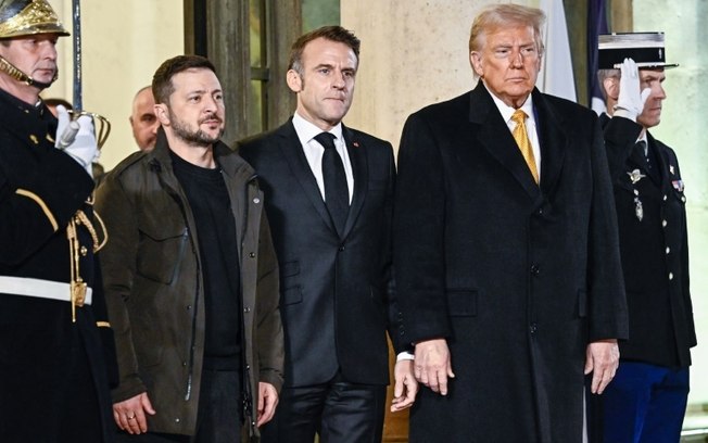 Volodimir Zelensky (E) se reuniu com Donald Trump (D) e Emmanuel Macron em Paris