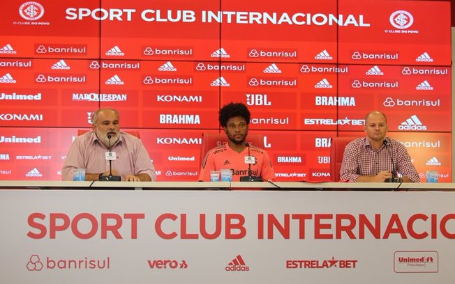 Luiz Adriano é apresentado no Inter e fala sobre estreia em Gre-Nal
