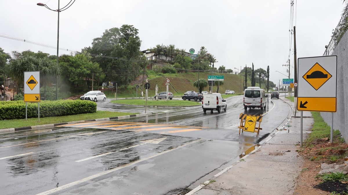Via perigosa recebe lombada provisória em Vinhedo Via perigosa recebe lombada provisória em Vinhedo