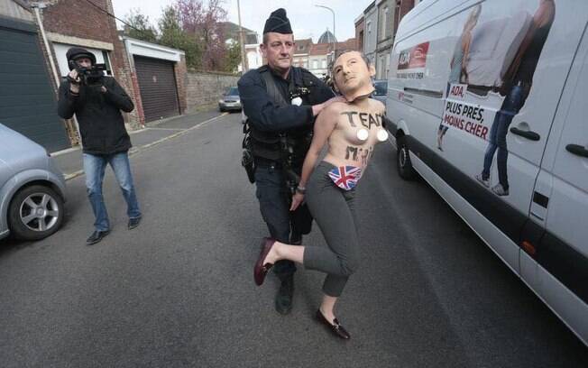 Mulheres do Femen tentaram entrar nuas no colégio eleitoral onde Marine Le Pen votou