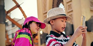Como lidar quando o seu filho é o único sem celular da turma?