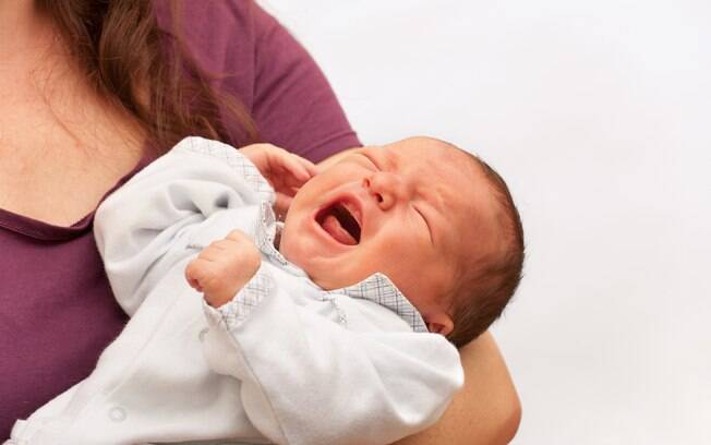 O principal sintoma das cólicas no bebê é o choro súbito e persistente, combinado com o descontrole corporal 