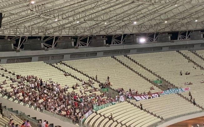 Empolgados e em bom número, torcedores do Fluminense fazem a festa na Arena Castelão