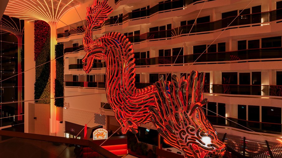 Escultura de Dragão possui 12m de cumprimento e 9m de largura Escultura de Dragão possui 12m de cumprimento e 9m de largura