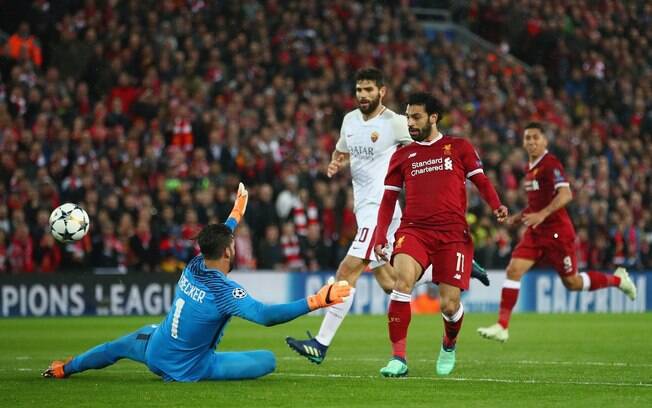 Com extrema categoria e frieza, Mohamed Salah toca por cima de Alisson para marcar pelo Liverpool contra a Roma
