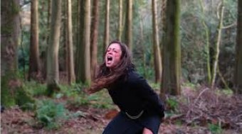 Mulheres pagam para praticar 'ritual da raiva' em florestas