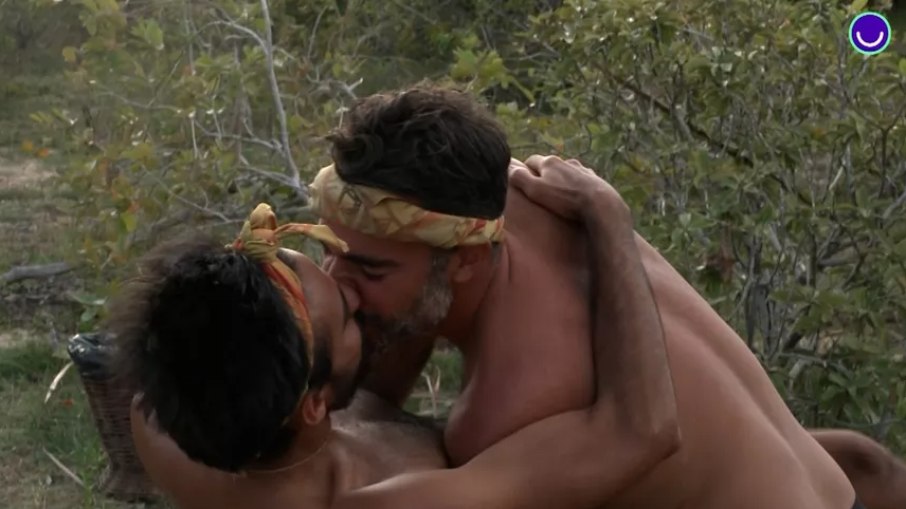 Matheus e Lucas se beijam durante No Limite