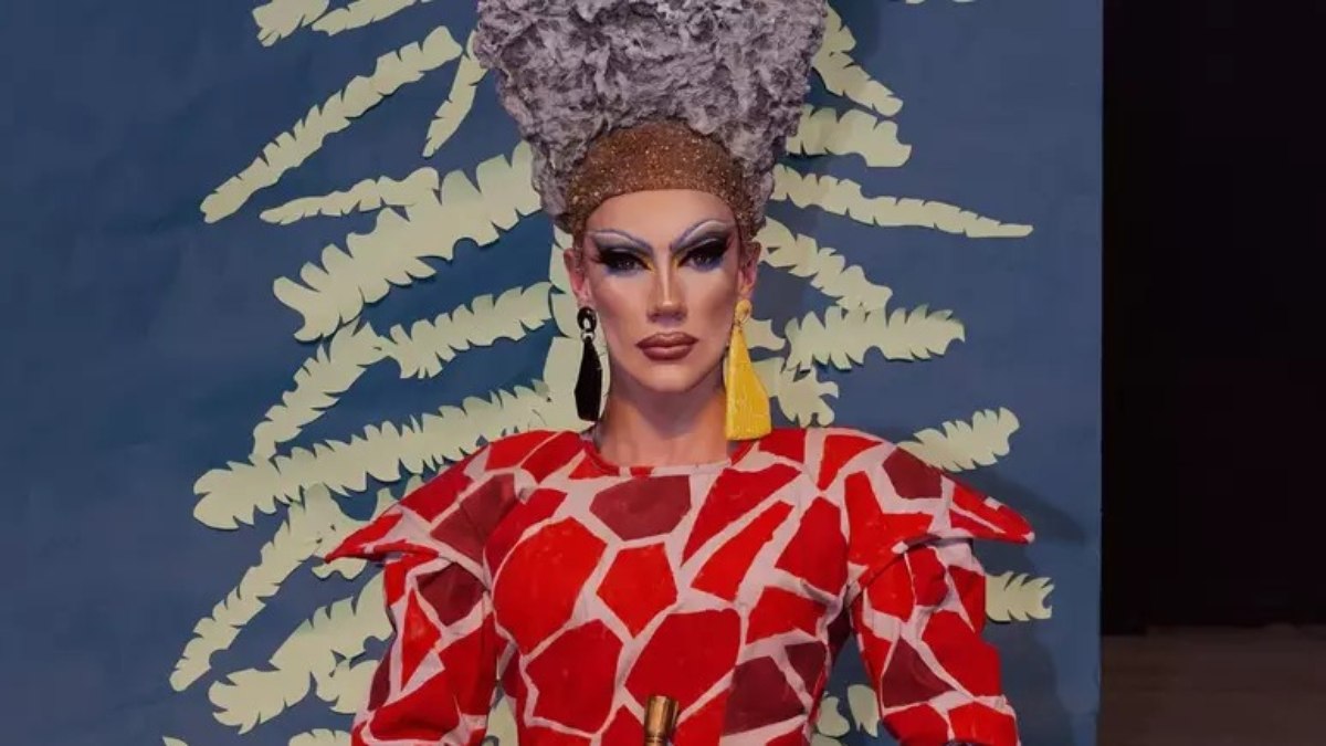 Miranda Lebrão com o marcante vestido de sua primeira runaway do 'Drag Race Brasil'