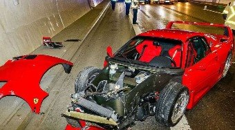 Vendedor bate Ferrari e causa prejuízo astronômico; veja as fotos