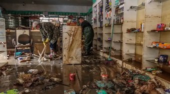 Em meio à destruição, comerciantes levam dias para limpar lojas