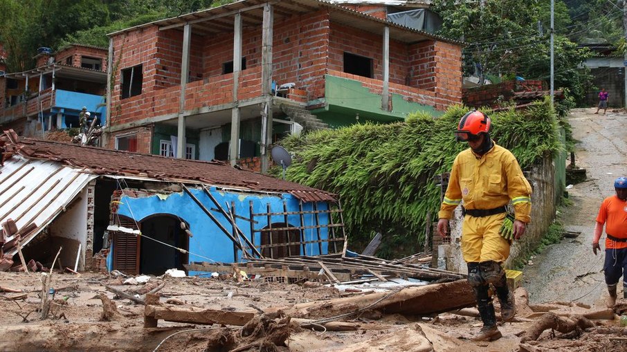  Casas destruídas em deslizamentos na Barra do Sahy após tempestades no litoral norte de São Paulo.