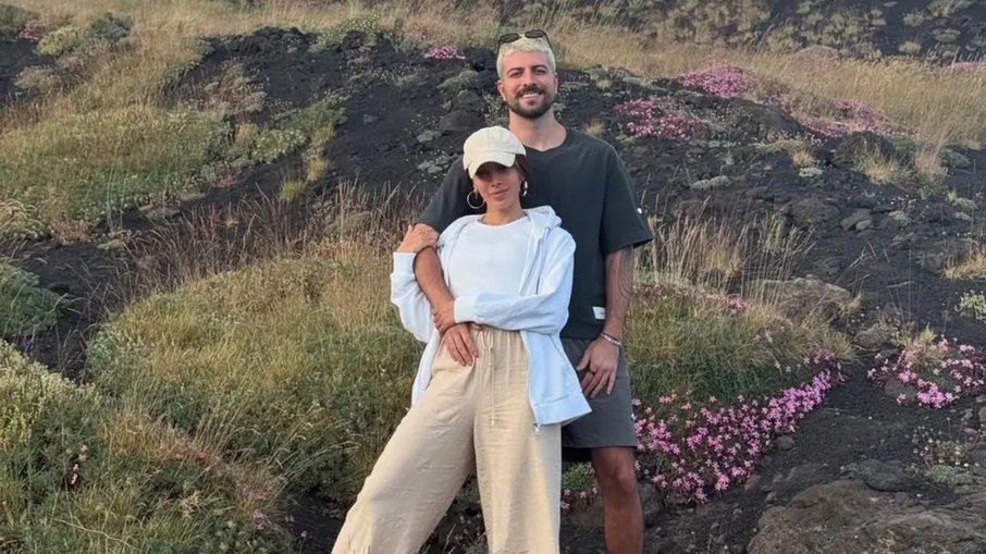 Anitta publica fotos íntimas com namorado e nega fim do relacionamento Anitta publica fotos íntimas com namorado e nega fim do relacionamento