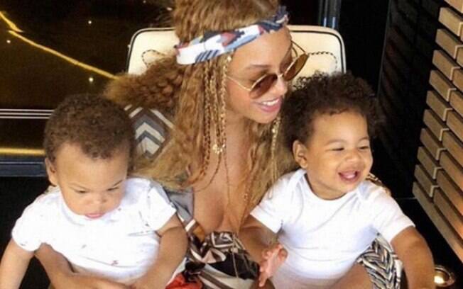 Beyoncé posa com os filhos gêmeos Rumi e Sir e compartilha foto no Instagram de sua revista
