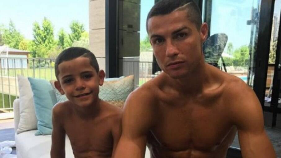 Cristiano Ronaldo ao lado do filho
