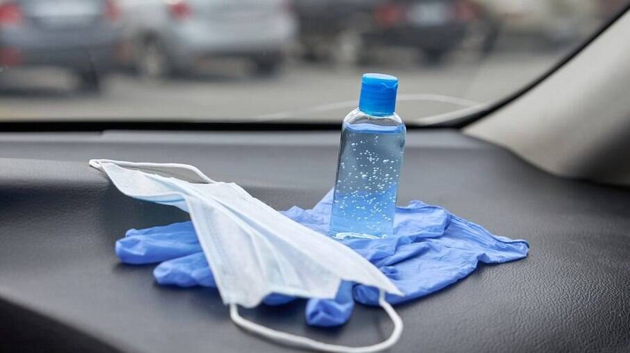 Máscara e álcool em gel no carro podem auxiliar bastante em tempos de pandemia