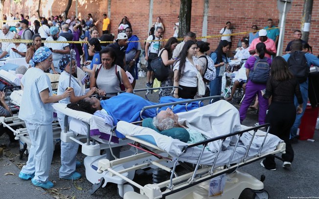 Pacientes foram transferidos às pressas após danos estruturais em hospitais de Cali, onde unidades de saúde atingiram o limite da capacidade de atendimento Pacientes foram transferidos às pressas após danos estruturais em hospitais de Cali, onde unidades de saúde atingiram o limite da capacidade de atendimento