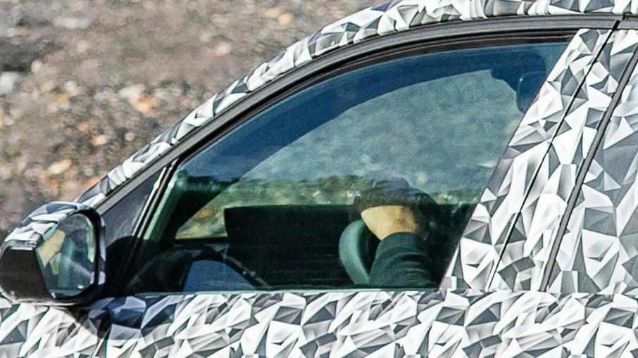 Flagra do novo Peugeot 208 revela volante retangular Hypersquare, inspirado nos conceitos da marca. Flagra do novo Peugeot 208 revela volante retangular Hypersquare, inspirado nos conceitos da marca.