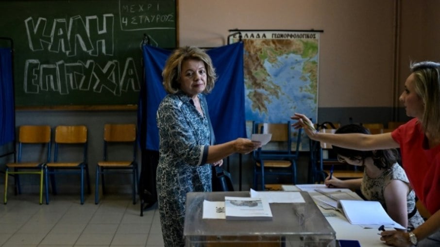 Mulher vota nas eleições do Parlamento Europeu, em Atenas, Grécia, em 9 de junho de 2024
