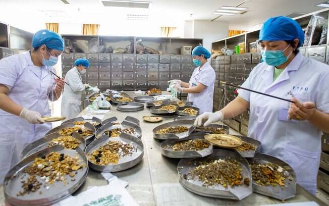 O governo chinês viu a pandemia da covid-19 como uma oportunidade para tentar internacionalizar a medicina tradicional do país O governo chinês viu a pandemia da covid-19 como uma oportunidade para tentar internacionalizar a medicina tradicional do país