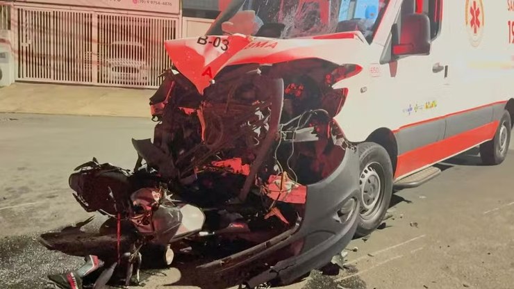 Moto em fuga bate em ambulância do Samu em Campinas (SP)