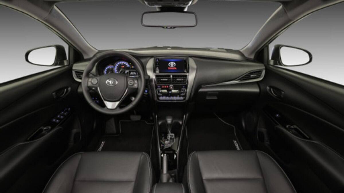 Fica difícil de notar quais são as mudanças no interior do Toyota Yars na linha 2023, que quase não mudou