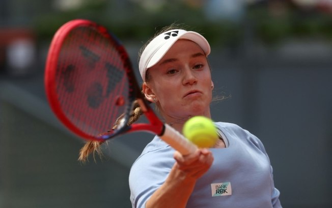 A tenista cazaque Elena Rybakina devolve a bola durante sua partida contra sua compatriota Yulia Putintseva no torneio de Madri em 1º de maio de 2024.