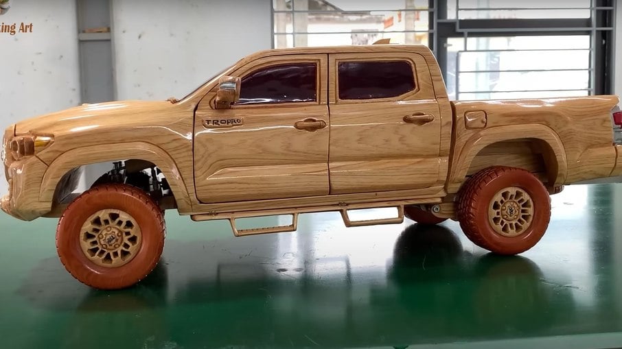 Toyota Tacoma: picape de madeira feita com detalhes e em menos de 10 minutos, como pode ser visto no vídeo