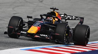 Verstappen%20arranca%20p%C3%B3dios%20no%20bra%C3%A7o%20e%20desfila%20sem%20filtro%20na%20F1