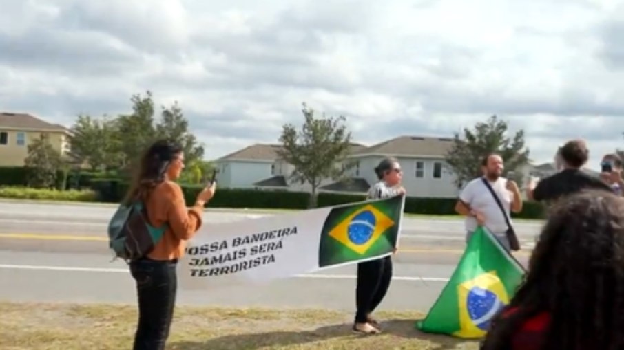 Manifestantes protestam contra Bolsonaro nos EUA