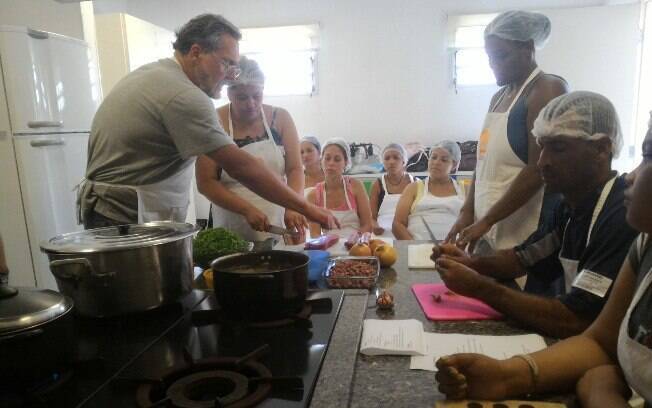 Fasano ensina a preparar um arroz carreteiro em aula na TUCCA