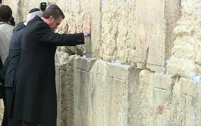 Bolsonaro depositou um desejo no Muro das Lamentações, em Jerusalém