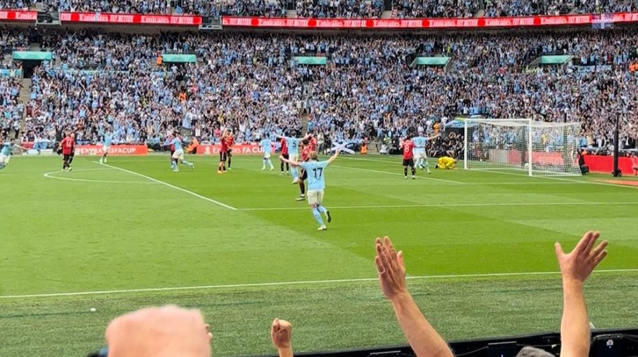 De Bruyne comemora assistência para Gündogan em City x United na final da FA Cup de 2023