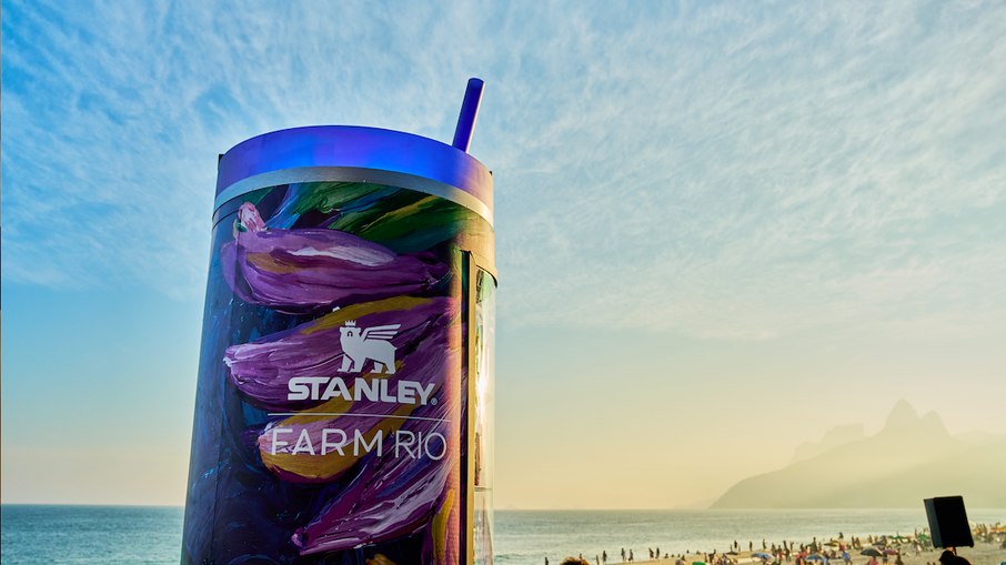 Vending machine de três metros leva a colaboração entre FARM Rio e Stanley 1913 para as ruas do Rio de Janeiro Vending machine de três metros leva a colaboração entre FARM Rio e Stanley 1913 para as ruas do Rio de Janeiro
