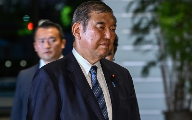 O primeiro-ministro japonês, Shigeru Ishiba, chega à sua residência oficial em Tóquio após au reeleição como chefe de Governo, após a votação no Parlamento em 11 de novembro de 2024