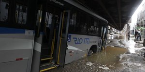 Ônibus cai em cratera após rompimento de tubulação no Rio