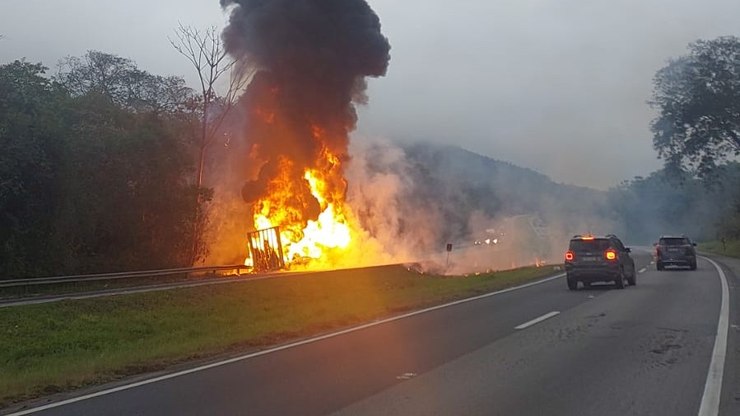 Carreta com óleo pega fogo na Régis Bittencourt e causa trânsito