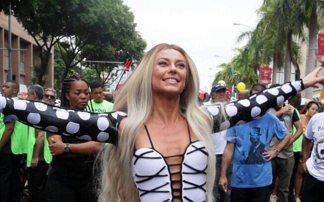 Paolla Oliveira, musa do desfile, não deixa de ser acessível pelos fãs