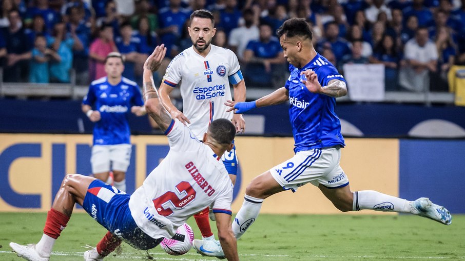 Cruzeiro e Bahia duelam no Mineirão pelo Campeonato Brasileiro Cruzeiro e Bahia duelam no Mineirão pelo Campeonato Brasileiro