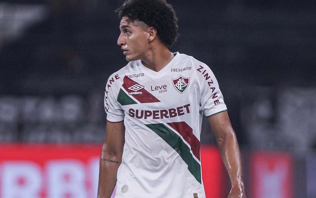 Fuentes em ação com a camisa do Fluminense neste início de temporada 2025 Fuentes em ação com a camisa do Fluminense neste início de temporada 2025