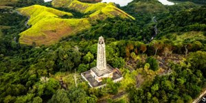 Monumento abandonado na Serra das Araras nasceu antes da Dutra