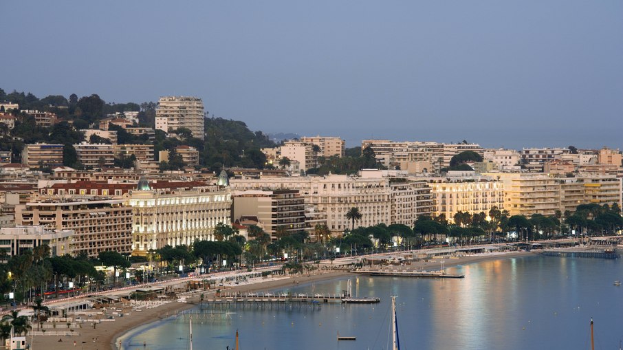 Vista geral de Cannes, balneário francês que atrai turistas o ano inteiro 