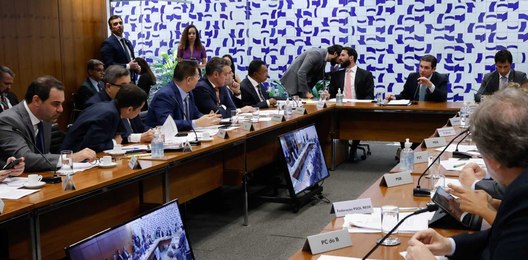 PL da Adultização: oposição teme censura e ameaça impedir votação