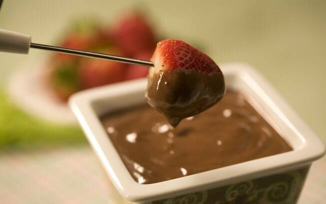 A receita de fondue de chocolate light inclui cacau em pó e leite desnatado. Saiba como fazer clicando aqui