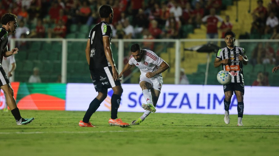 Em Santa Catarina, Inter virou e saiu da ida em vantagem sobre o Athletic