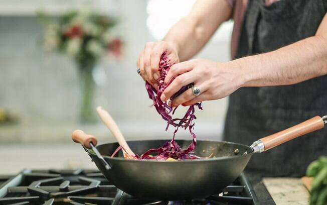 Enquanto o alimento cozinha, utilize o tempo do cozimento para fazer outras preparações