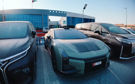 Brasileiro encontra cemitério de carros de luxo em Dubai