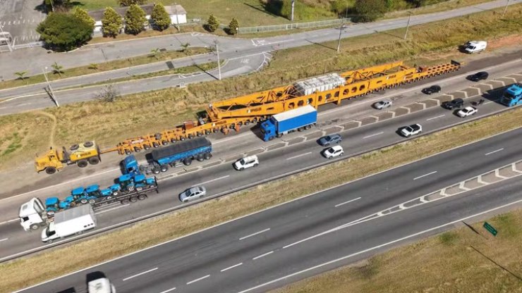 Dutra tem trânsito alterado por carreta gigante de 800 toneladas