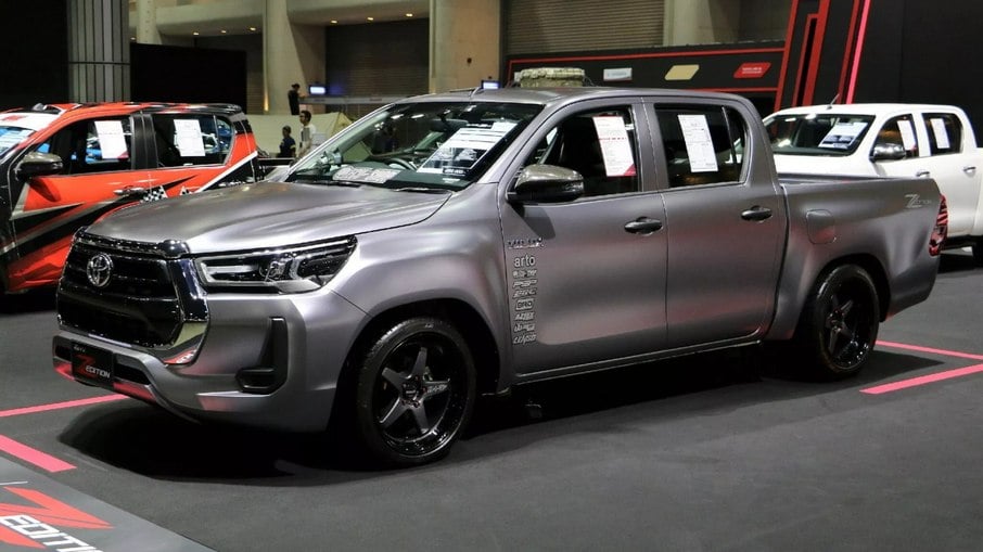 Toyota Hilux Twin Turbo preparada pela Arto aposta no visual escurecido, mas com a grade cromada