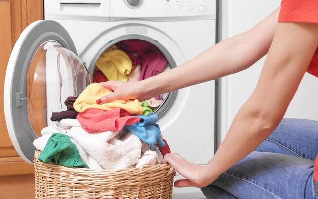 A lavagem das roupas é um processo importante nos cuidados com a higiene para evitar a propagação do coronavírus e contaminação